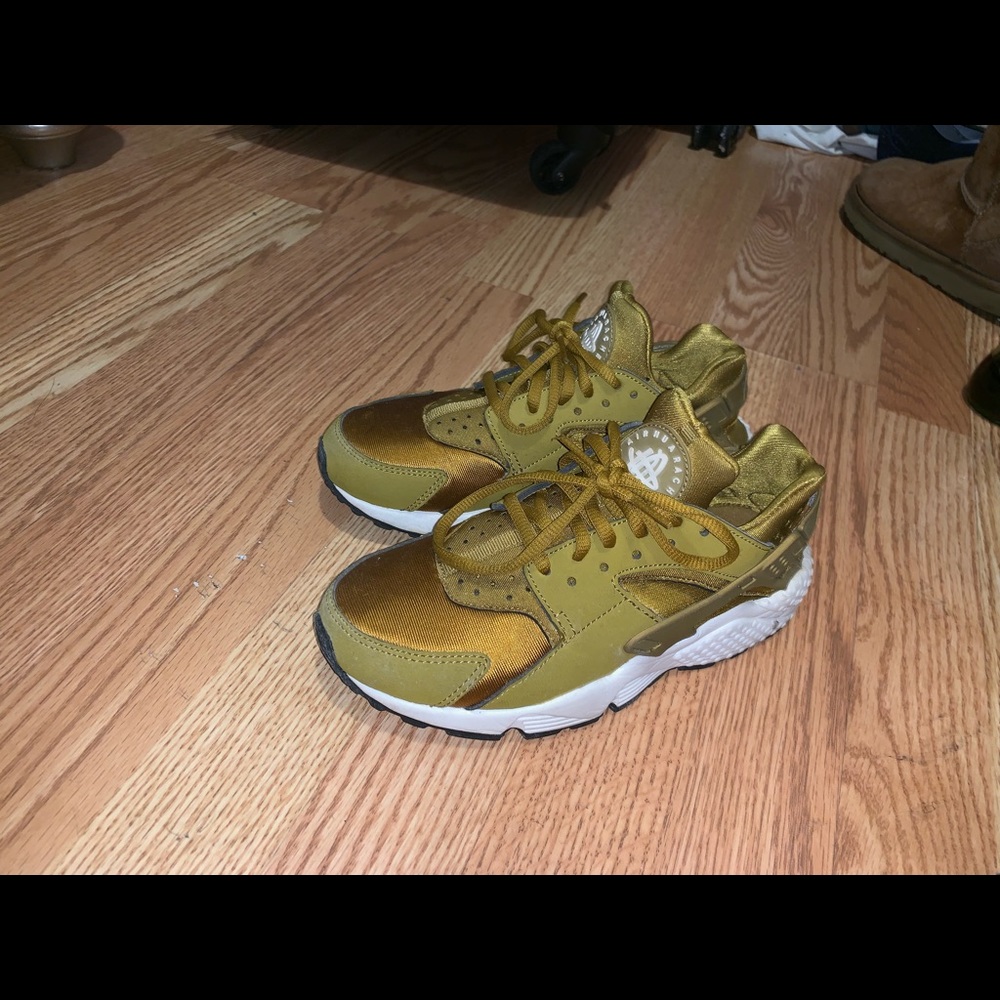 Gold huaraches